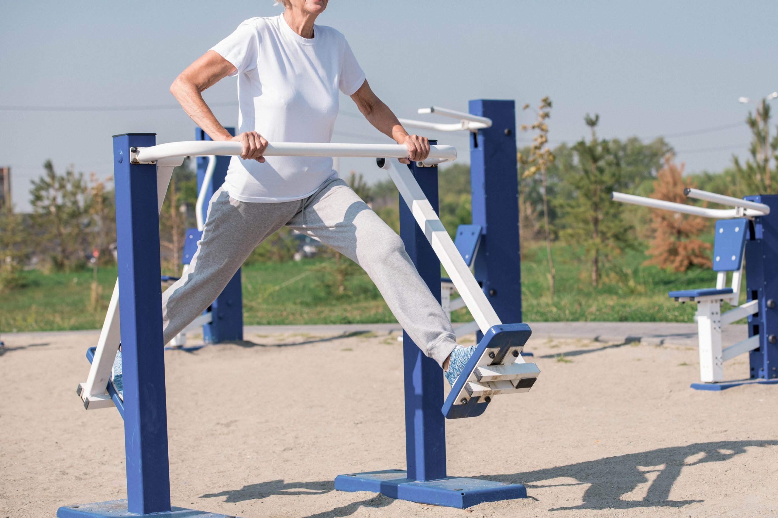 .אישה מתעמלת על גבי מכשיר לפעילות גופנית שנמצא בפארק