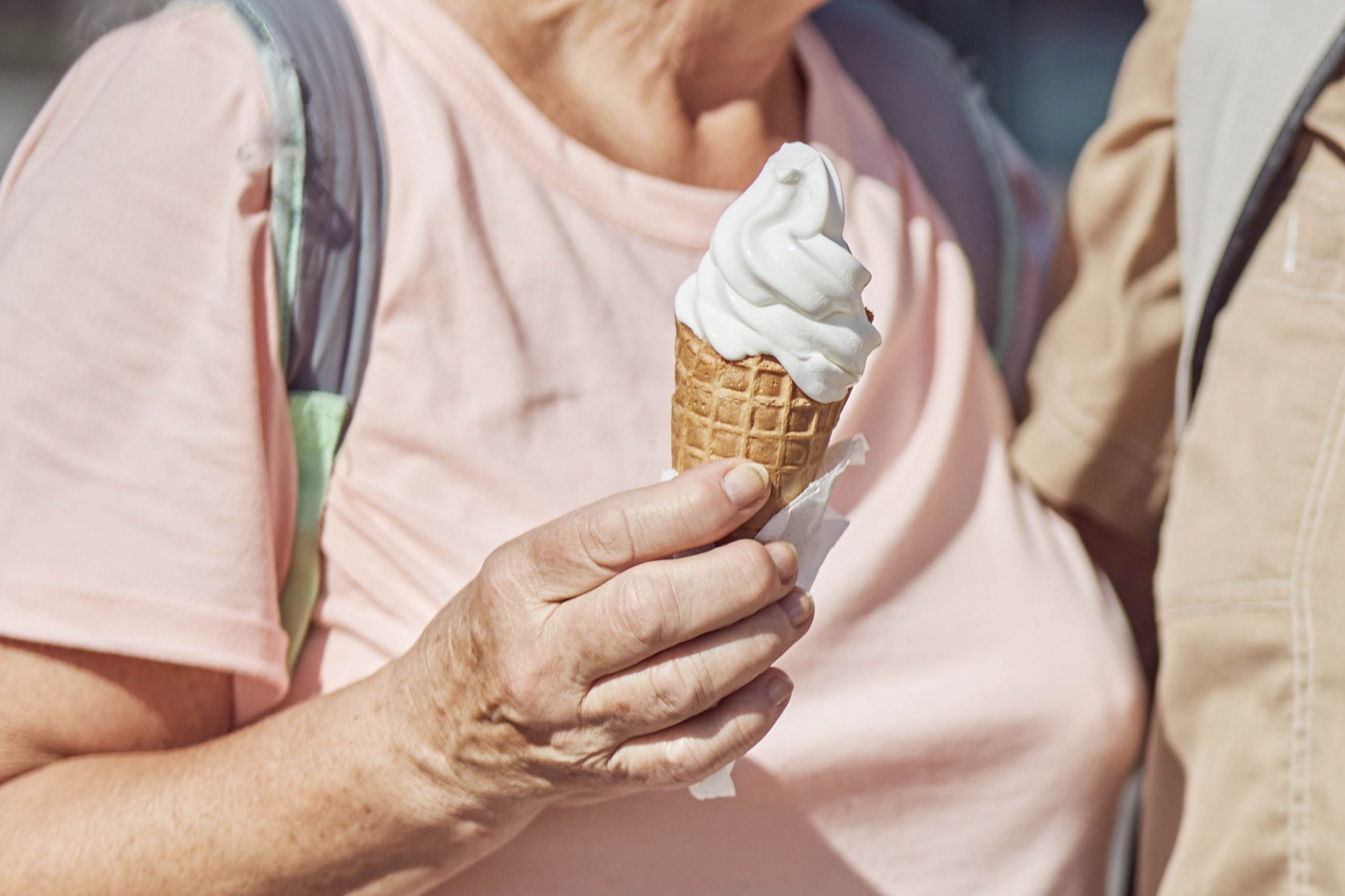 .אישה אוחזת בגביע עם גלידה