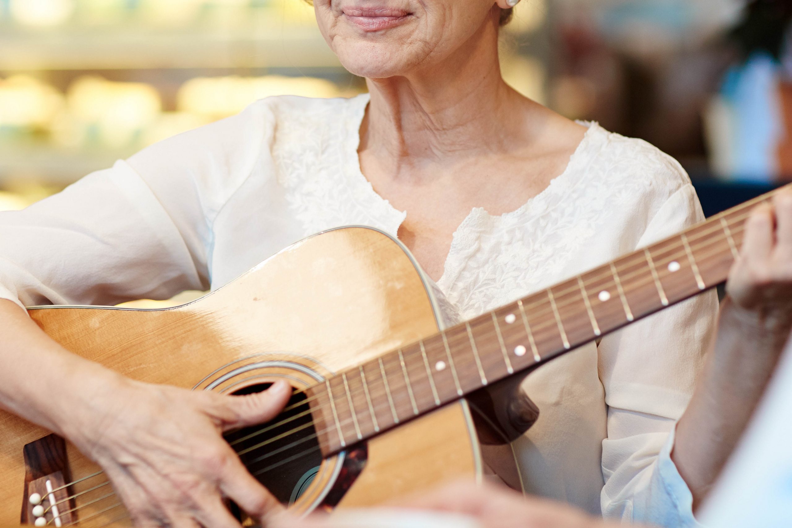 .אישה מנגנת בגיטרה