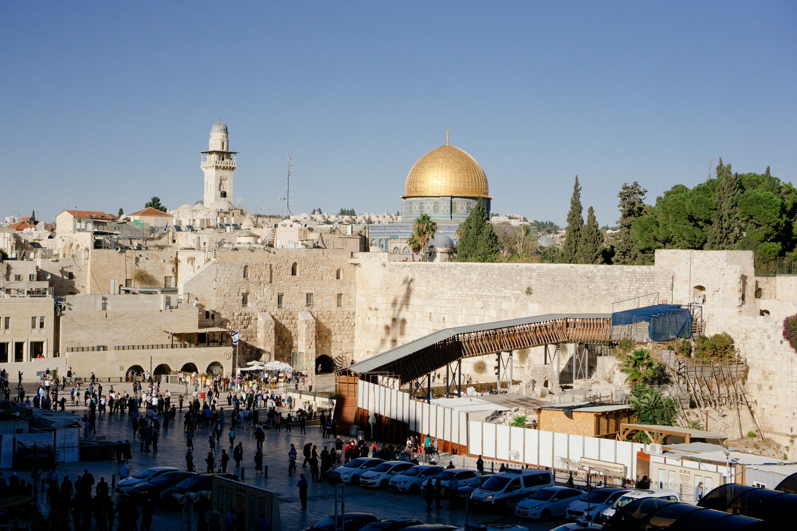 תמונה של העיר ירושלים, בה רואים את חומות העיר העתיקה ומאחוריהן את כיפת הזהב